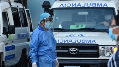 Un trabajador de la salud usa una máscara facial, un escudo y guantes contra la propagación del nuevo coronavirus fuera de la sala de emergencias del Instituto Hondureño de Seguridad Social (IHSS) en Tegucigalpa, el 6 de abril de 2020.