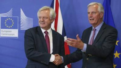 El secretario de Estado británico para la salida de la UE, David Davis (Izq) y el jefe negociador comunitario, Michel Barnier en Bruselas.