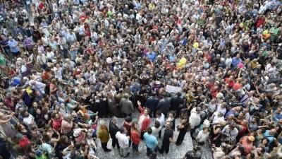 Miles se acercaron a la histórica investidura de la activista Ada Colau como alcaldesa de Barcelona.