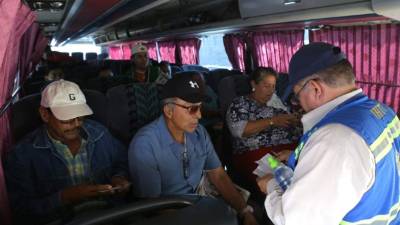 Personal del IHTT revisa si a los usuarios de la tercera edad se les da el descuento.