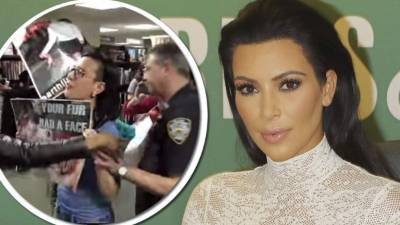 Le gritan a Kim Kardashian:'Eres la persona más desagradable del planeta. Debería darte vergüenza apoyar la industria de las pieles vistiendo a tu hija en abrigos'.