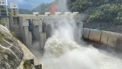 En las últimas semanas se han hecho significativas descargas de agua de la represa.