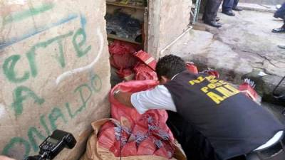 Una bodega llena de productos de polvora fue incautada por las autoridades.