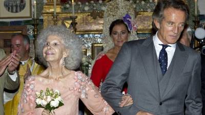 Cayetana de Alba recibió hoy la extremaunción de un sacerdote.