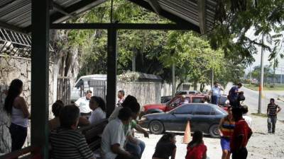 Los parientes de David Cárcamo cuando reclamaron su cadáver en la morgue.