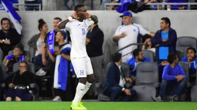 Rubilio Castillo festejó de esta manera su gol ante El Salvador. Foto AFP.