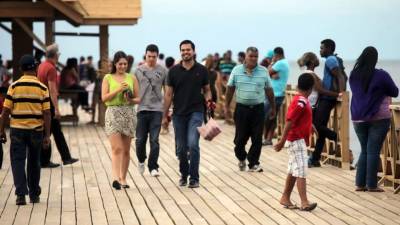 Los ceibeños y visitantes disfrutaron caminar en el muelle fiscal.