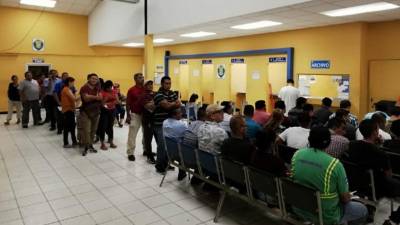 Conductores que llegaron este miércoles a Tránsito.