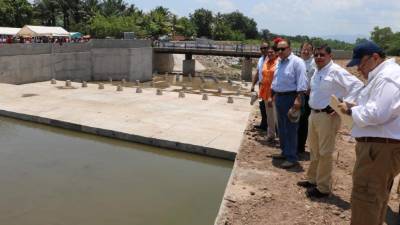 El vertedero fue diseñado para permitir el ingreso de miles de galones de agua y evitar llenas por el Ulúa. Fotos: Efraín V. Molina.