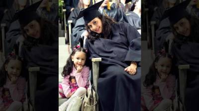 Heydy Suazo orgullosa junto a su hija el día de su graduación.