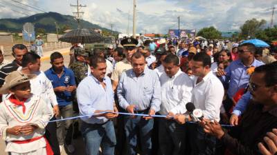 El presidente Porfirio Lobo al momento de cortar la cinta.