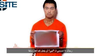 En las imagenes aparece el periodista capturado Kenji Goto Jogo, señalando que su compañero fue ejecutado.