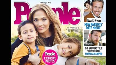 Jennifer López junto a sus hijos en la portada de la revista People.