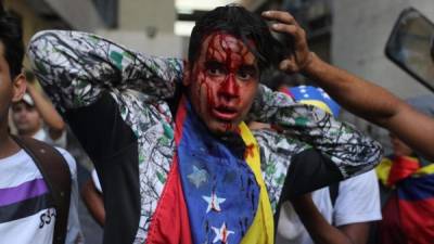 Los violentos enfrentamientos entre las Fuerzas de Seguridad venezolanas y los manifestantes opositores en Caracas han dejado al menos 16 muertos, informaron este jueves medios locales.