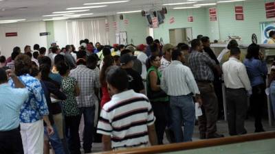Contribuyentes llenan la sala de la antigua oficina de la DEI en San Pedro Sula.