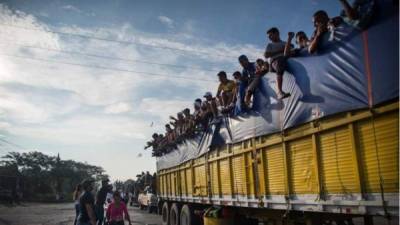 Grupo de inmigrantes rumbo a Estados Unidos. Imagen referencial de archivo.