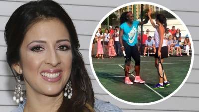 La hondureña en un partido con Serena Williams.