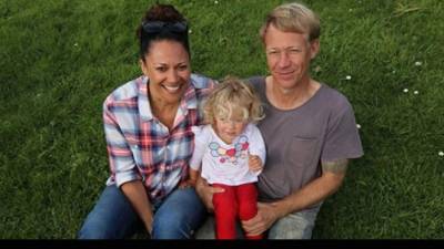 Un donante anónimo de esperma y la mujer que concibió artificialmente a una bebé gracias a él se comprometieron en matrimonio tras pasar unas vacaciones en Tailandia con su hija de dos años, informaron medios australianos.