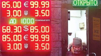 Muchas casas de cambio de Moscú se quedaron sin dólares y euros.