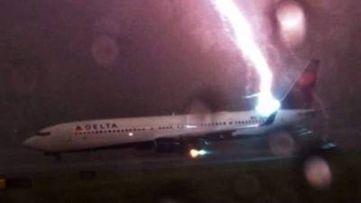 Un rayo impactó sobre la cola de un avión en un aeropuerto de Estados Unidos.