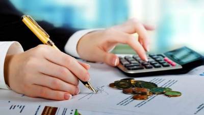 Una secretaria ejecutiva prepara estados de cuenta.