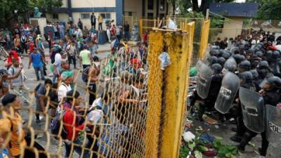 Los migrantes lanzaron piedras y palos a los policías antimotines de Guatemala.