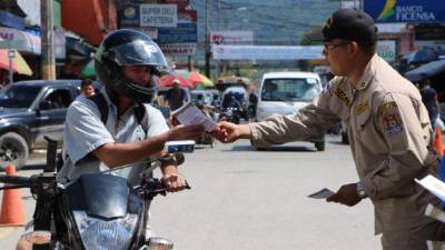 Un elemento del Cuerpo de Bomberos de El Progreso entrega un trifolio a un ciudadano para que implemente sus propias medidas de prevención y no queme pólvora. Foto: Efraín Molina