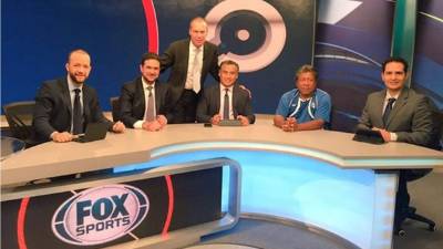 El DT hondureño junto al panel de periodistas . Foto Pilar Pérez Twitter.