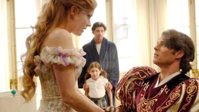 El príncipe es un ser que aparece en el imaginario femenino como alguien atractivo, bueno y valiente. Es el buen chico que toda madre quiere para su hija. Pero la mujer se aburre con este hombre mítico y prefiere buscar un chico rebelde y desequilibrado con el que sentir la pasión y el peligro.