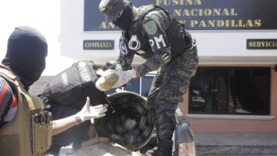 Elementos de la FNAMP inspeccionaron la supuesta marihuana.