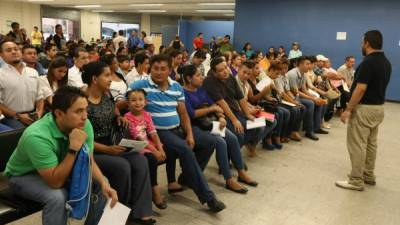 Más de 300 personas solicitan pasaportes a diario en la oficina de Migración en San Pedro Sula. Foto: Amílcar Izaguirre