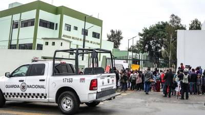 Los migrantes protestaron frente a un cuartel militar denunciando amenazas de cárteles en los albergues.