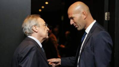 Zinedine Zidane regresó al Real Madrid, pero al parecer entre las condiciones se habría puesto el entrenador francés estaría una lista de refuerzos de primer nivel. Tras confirmarse su llegada, diarios como Marca, As y El Chiringuito han revelado los jugadores que pidió Zidane.