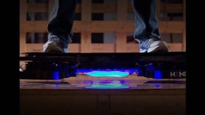 La 'Hendo Hoverboard' levita en superficies conductoras de electricidad.