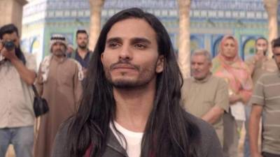 Mehdi Dehbi interpreta a Al Masih, un hombre que dice ser el Mesías.