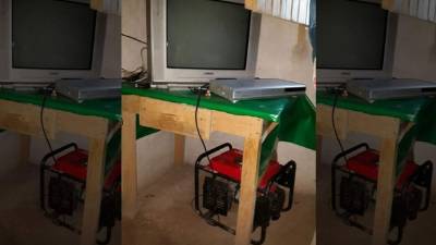 La familia estaba emocionada por tener televisor y DVD; bajo la mesa colocaron la planta eléctrica.