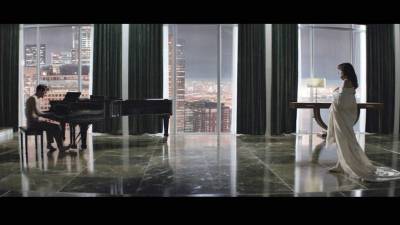 Fotografía sin fechar facilitada por el Festival de Cine de Berlín del actor británico Jamie Dornan (izq) y la actriz estadounidense Dakota Johnson en una escena de la película '50 Sombras de Grey', del director británico Sam Taylor-Johnson.