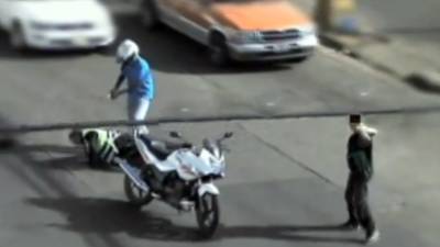 El video capta el momento justo en que uno de los motociclistas dispara por segunda ocasión contra el policía.