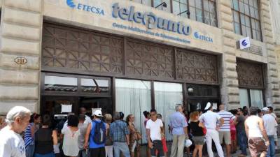 Los cubanos podrán contratar hasta tres líneas de teléfonos móviles.