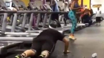 El se dio un fuerte golpe, pero eso no lo detuvo para continuar llamando la atención de la mujer.