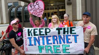 Barack Obama pide a la organización reguladora de telecomunicaciones que apruebe las reglamentaciones más neutras posibles.