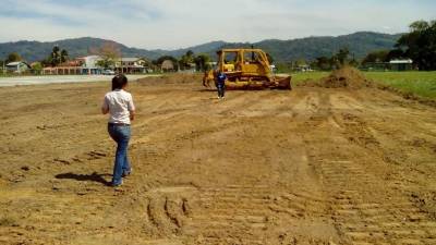 La maquinaria trabaja en el área de limpieza. Se prevé que la pista esté lista en dos meses. Foto: Abraham Reyes