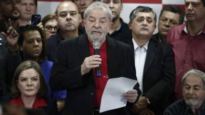 “Quien crea que es el fin de Lula va a tener que partirse la cara porque quien tiene derecho de decretar mi fin es la población brasileña”, dijo Lula.