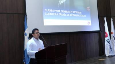 El guatemalteco José Kont fue uno de los expositores en el simposio de ayer en Unitec.