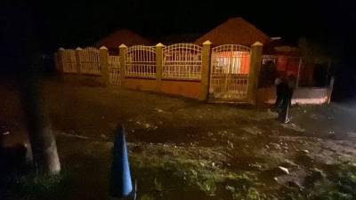 La policía acordonó el área donde cayeron los cuerpos de los jovenes asesinados, sin embargo cuando llegaron los familiares ya se habían llevado los cadáveres.