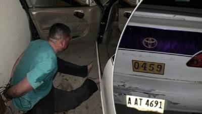 El taxista fue golpeado y amarrado cuando lo capturaron.