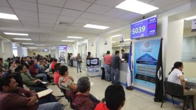 La base salarial exenta sube L6,487, pasando de L158,995.06 a L165,482.06. Imagen referencial de archivo.