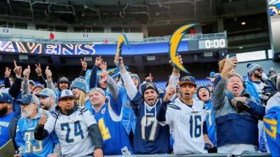 Vista de un grupo de aficionados de Los Angeles Chargers.