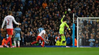 Radamel Falcao deslumbró con este golazo de vaselina frente al Manchester City.