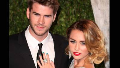 Miley Cyrus se consuela con Liam Hemsworth.